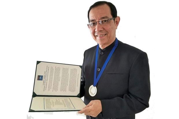 Prof Dzulkifli receives award