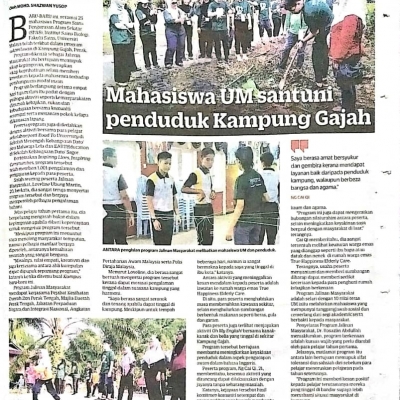 Mahasiswa UM santuni penduduk Kampung Gajah