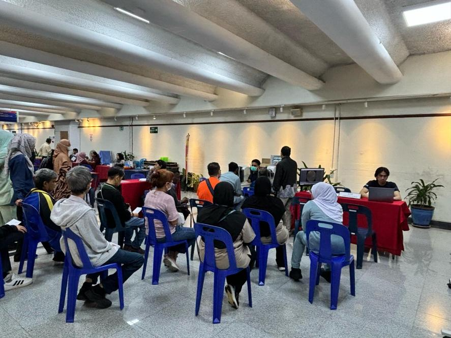 A group of people sitting in a room AI-generated content may be incorrect.